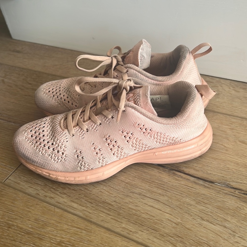 APL 36.5 Tennis shoes